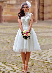Knee-Length Wedding Dress With Lace Appliques