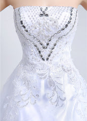 Sparkling Tulle Strapless A-line Wedding Dresses With Lace Appliques