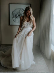 Ivory Tulle Sweetheart Appliques Sleeveless Wedding Dress