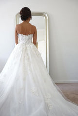 Flowers Ruffles Tulle Court Train Sweetheart Appliques Bridal Wedding Dress