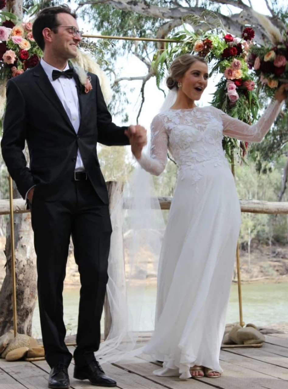 A-Line White Chiffon Appliques Long Sleeve Wedding Dress