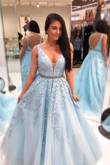 Chic V-Neck Tulle Ball Gown Long Prom Dresses with Lace Appliques