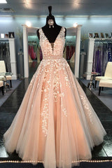 Chic V-Neck Tulle Ball Gown Long Prom Dresses with Lace Appliques