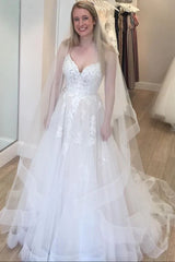 Spaghetti Straps Appiques V-neck Tulle Princess Wedding Dress
