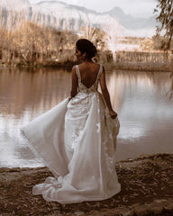 Elegant V Neck Appliques Wedding Dress Backless