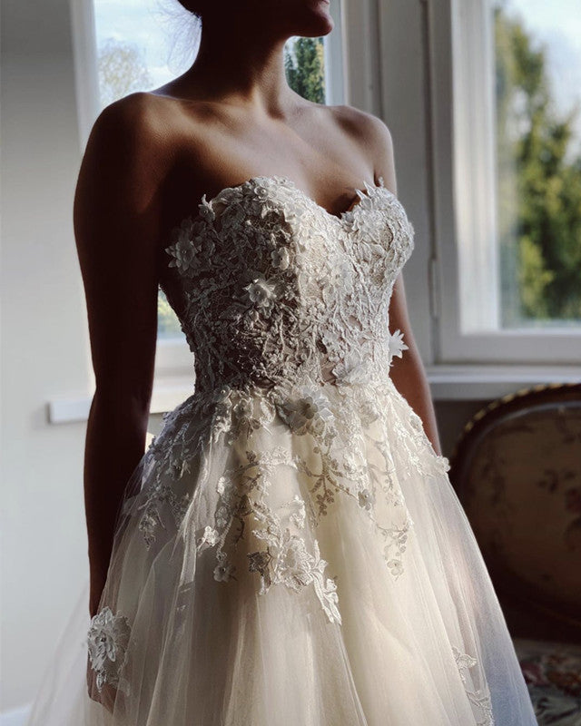 Charming Tulle Sweetheart Wedding Dress Lace Embroidery